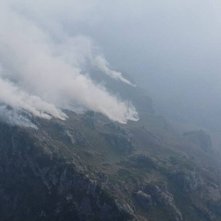 Incendi in Valsesia, situazione difficile sul Monte Barone e a Cravagliana