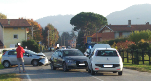 Violento tamponamento a Prato Sesia, ferite tre donne Violento tamponamento a Prato Sesia, ferite tre donne