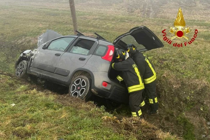 Incidente per auto e camper, estratta una persona dall'abitacolo