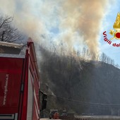 Incendio al bivio tra Rimella e Cervatto, notte di lavoro per i Vigili del Fuoco: resta alta l’attenzione -  Foto dalla pagina FB di Cervatto