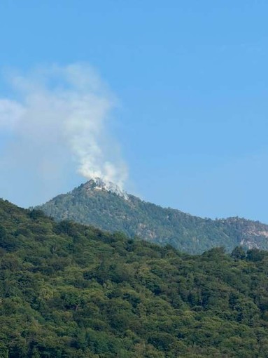 Incendi in Valsesia, fumo attorno al rifugio Res ma la struttura non è a rischio Incendi in Valsesia, fumo attorno al rifugio Res ma la struttura non è a rischio