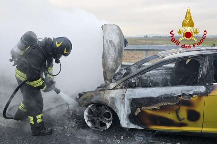 Auto in fiamme sull’A4 Auto in fiamme sull’A4