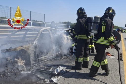 Si incendia un veicolo ad Alice Castello: i Vigili del Fuoco domano le fiamme