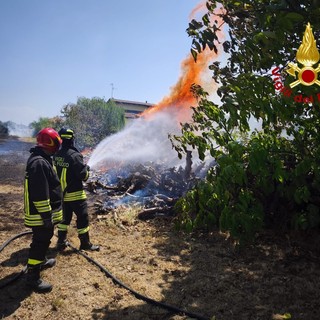 Nuovo rogo in Valsessera, Vigili del Fuoco al lavoro per domare le fiamme a Pray (foto di repertorio)