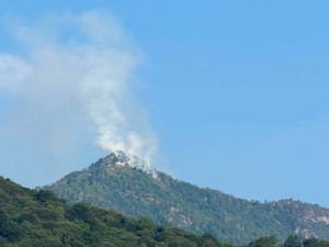 Incendi in Valsesia, fumo attorno al rifugio Res ma la struttura non è a rischio Incendi in Valsesia, fumo attorno al rifugio Res ma la struttura non è a rischio