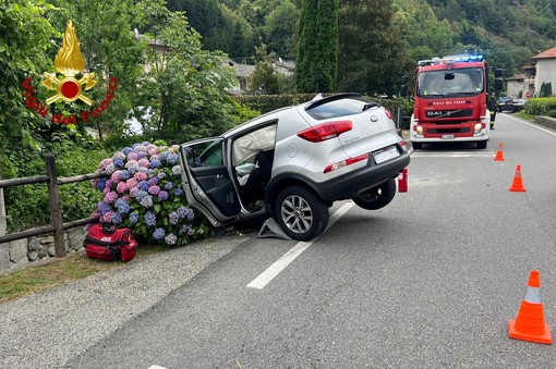 Auto fuori strada in località Vocca: Vigili del Fuoco e 118 collaborano per prestare soccorso - Foto VVF Varallo.