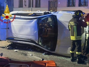 Dal Nord-ovest: incidente stradale a Vercelli, auto si ribalta su un fianco