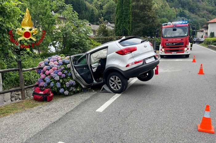 Auto fuori strada in località Vocca: Vigili del Fuoco e 118 collaborano per prestare soccorso - Foto VVF Varallo.
