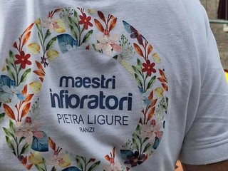 Grignasco, 9mila fiori per l’Infiorata in piazza Viotti: sarà visibile anche oggi e domani