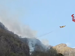 Incendio a Cravagliana, in azione Canadair ed elicotteri