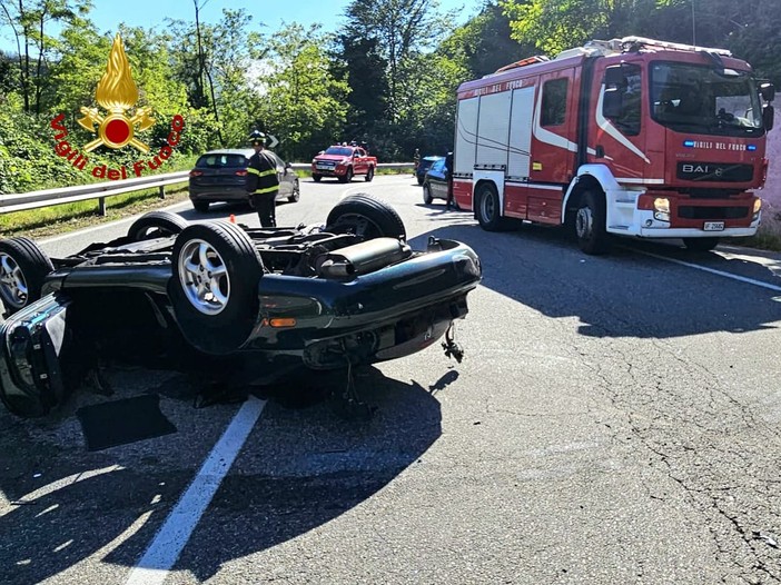 Auto si ribalta sulla Cremosina a Valduggia: due feriti