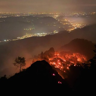 Incendi in Valsesia, fronti ancora sotto controllo ma resta alta l’attenzione