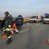 Auto capovolta nel vicino Vercellese, estratte le due persone a bordo: arriva anche l'elisoccorso FOTO