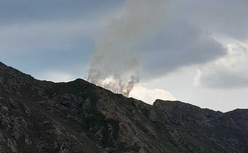 Fulmine scatena un incendio in Valsessera: fiamme ad alta quota sulla Punta delle Camosce