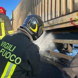 Dal Vercellese: Incendio a un rimorchio sull’A4: intervento dei Vigili del Fuoco