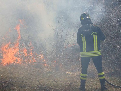 Sterpaglie a fuoco vicino alle abitazioni, residenti di Crocemosso lanciano l’allarme (foto di repertorio)