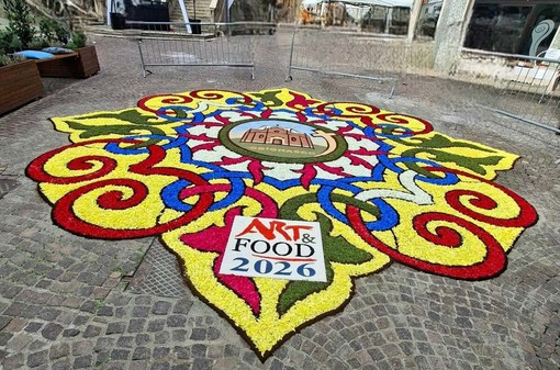 Grignasco, 9mila fiori per l’Infiorata in piazza Viotti: sarà visibile anche oggi e domani Grignasco, 9mila fiori per l’Infiorata in piazza Viotti: sarà visibile anche oggi e domani