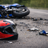 Valdilana, motociclista prende la curva larga e finisce contro un'auto , foto archivio