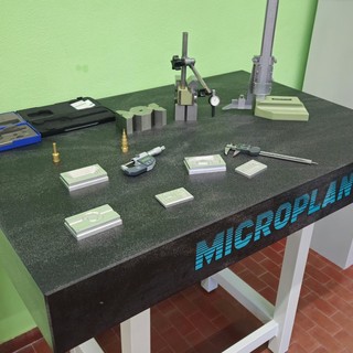 Due piani di riscontro donati da Microplan ai laboratori di meccanica
