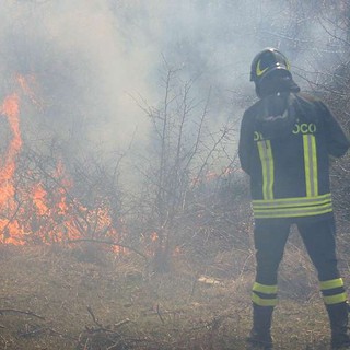 Sterpaglie a fuoco vicino alle abitazioni, residenti di Crocemosso lanciano l’allarme (foto di repertorio)