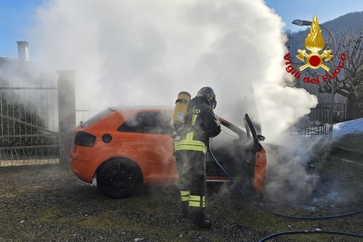 Borgosesia, incendio distrugge un’auto in località Guardella
