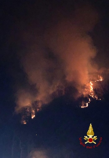 Bruciano i boschi a Camasco di Varallo