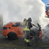 Borgosesia, incendio distrugge un’auto in località Guardella Borgosesia, incendio distrugge un’auto in località Guardella