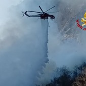 Incendio al bivio tra Rimella e Cervatto, notte di lavoro per i Vigili del Fuoco: resta alta l’attenzione - Foto dalla pagina FB di Cervatto Incendio al bivio tra Rimella e Cervatto, notte di lavoro per i Vigili del Fuoco: resta alta l’attenzione - Foto dalla pagina FB di Cervatto