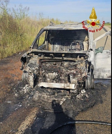 Villarboit, furgone in fiamme sulla SP58: intervengono i Vigili del Fuoco