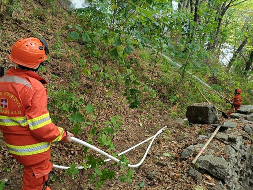 Fiamme in alta Valsessera, scatta il cordone di sicurezza attorno al Santuario del Cavallero FOTO Fiamme in alta Valsessera, scatta il cordone di sicurezza attorno al Santuario del Cavallero FOTO