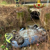 Auto fuori strada tra Borgosesia e Valduggia: intervento dei Vigili del Fuoco per la messa in sicurezza