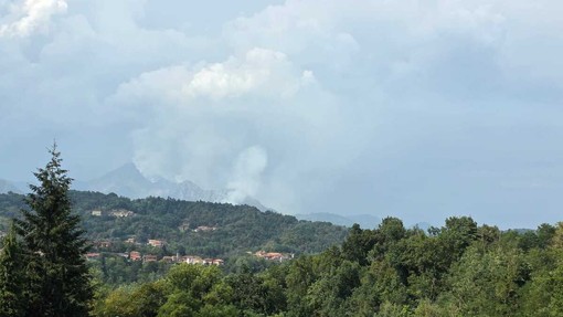 Incendio al Monte Barone, il fumo arriva fino a Casapinta