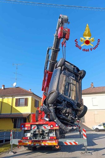 Auto finisce nel canale a Pezzana FOTO Auto finisce nel canale a Pezzana FOTO