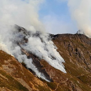 Non si fermano le fiamme sull’alta Valsessera, colpito anche il monte Gemevola (foto dalla pagina Facebook di Rifugio Monte Barone)