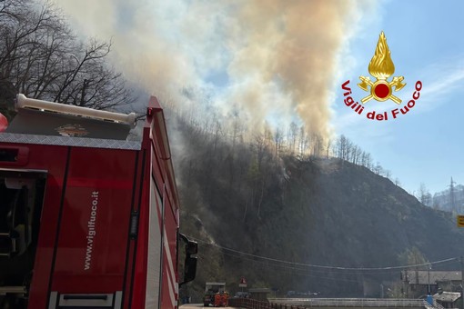Incendio al bivio tra Rimella e Cervatto, notte di lavoro per i Vigili del Fuoco: resta alta l’attenzione -  Foto dalla pagina FB di Cervatto