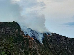 Incendio in alta Valsessera, riprendono le operazioni: sentieri chiusi sul versante Noveis-Postua (foto dalla pagina Facebook di Rifugio Monte Barone)