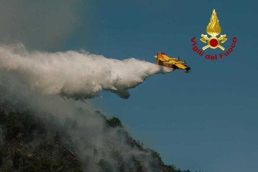 Incendi boschivi in Piemonte, prosegue senza sosta l'attività di contrasto: interventi anche in Valsesia Incendi boschivi in Piemonte, prosegue senza sosta l'attività di contrasto: interventi anche in Valsesia