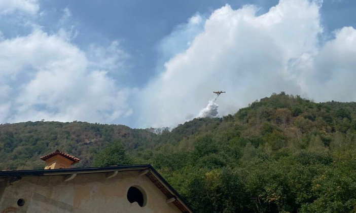 Incendio in alta Valsessera, massima attenzione al Cavallero: Canadair in azione vicino al Santuario FOTO e VIDEO