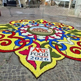 Grignasco, 9mila fiori per l’Infiorata in piazza Viotti: sarà visibile anche oggi e domani