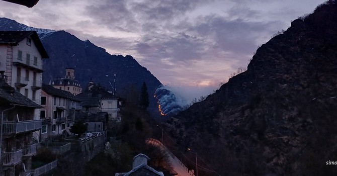 Incendio al bivio tra Rimella e Cervatto, notte di lavoro per i Vigili del Fuoco: resta alta l’attenzione - Foto dalla pagina FB di Cervatto Incendio al bivio tra Rimella e Cervatto, notte di lavoro per i Vigili del Fuoco: resta alta l’attenzione - Foto dalla pagina FB di Cervatto