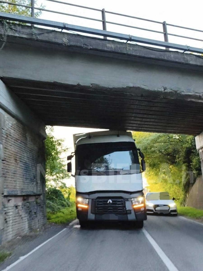 Camion bloccato sotto al cavalcavia a Buronzo Camion bloccato sotto al cavalcavia a Buronzo