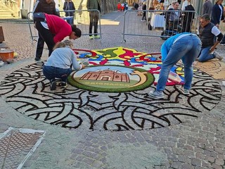 Grignasco, 9mila fiori per l’Infiorata in piazza Viotti: sarà visibile anche oggi e domani