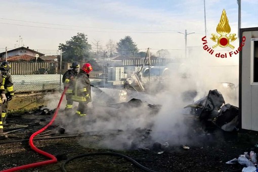 A Lenta roulotte avvolta dalle fiamme, colpita anche una piccola struttura prefabbricata FOTO