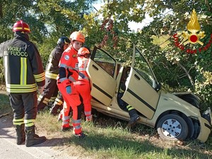 Esce di strada con l'auto sulla SP36 a Lamporo: morto il conducente Esce di strada con l'auto sulla SP36 a Lamporo: morto il conducente