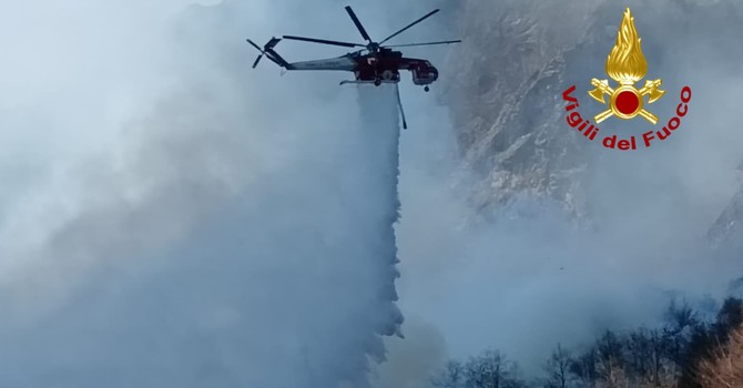 Incendio al bivio tra Rimella e Cervatto, notte di lavoro per i Vigili del Fuoco: resta alta l’attenzione -  Foto dalla pagina FB di Cervatto