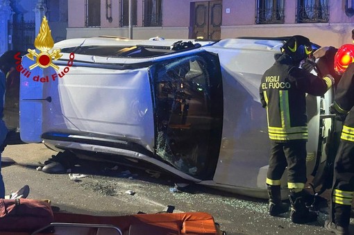Dal Nord-ovest: incidente stradale a Vercelli, auto si ribalta su un fianco