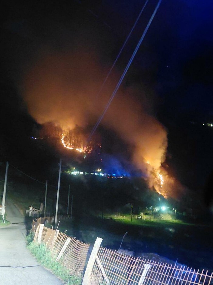 Fiamme nella notte a Quarona, decisivo l’intervento dei soccorsi