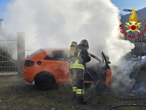 Borgosesia, incendio distrugge un’auto in località Guardella Borgosesia, incendio distrugge un’auto in località Guardella