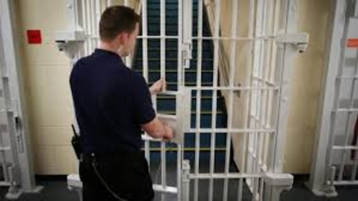 Cellulare nascosto tra gli interruttori: blitz della Penitenziaria nel carcere di Vercelli