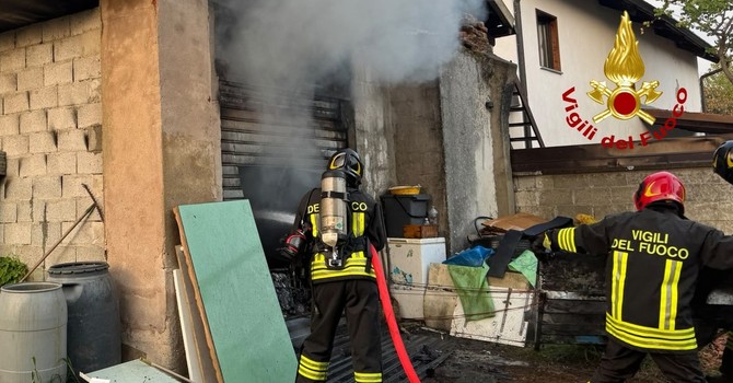 Dal Vercellese: Incendio in una rimessa, intervento dei Vigili del Fuoco Dal Vercellese: Incendio in una rimessa, intervento dei Vigili del Fuoco